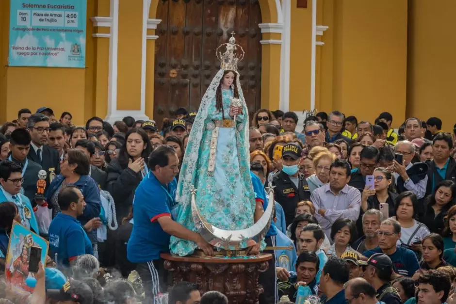 Fieles trujillanos se rinden a los pies de la Virgen de la Puerta de Otuzco