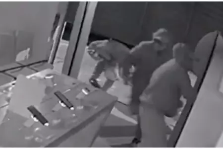 Ladrones intentan robar celulares, pero se llevaron maquetas