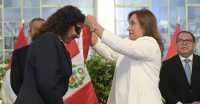 Gobierno oficializa condecoracin Medalla al Defensor de la Democracia a polica