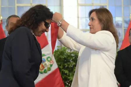 Gobierno oficializa condecoracin Medalla al Defensor de la Democracia a polica