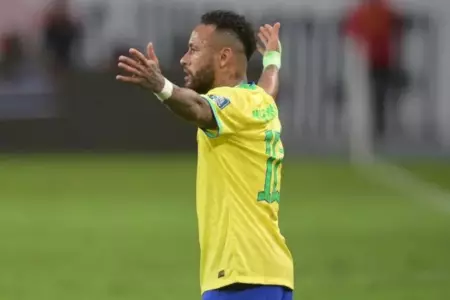 Neymar sobre el césped del Estadio Nacional