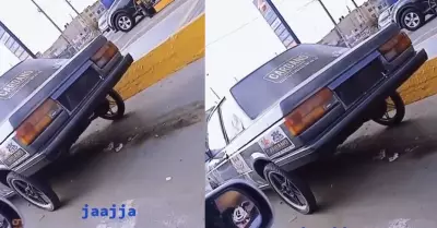 Peruano sorprende con auto que tiene dos llantas de triciclo.