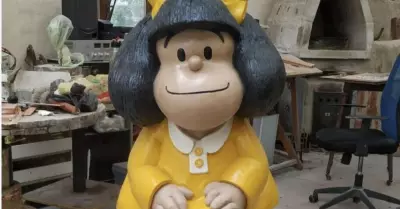 Instalarn escultura de Mafalda en Barranco.