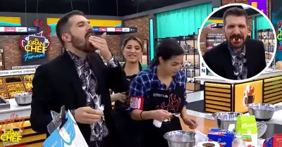 José Peláez luego de jugar con tinta comestible en 'El Gran Chef Famosos'.
