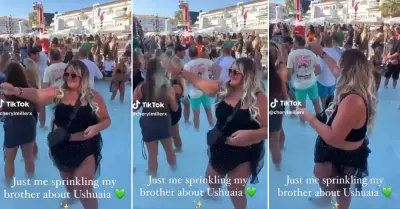 Mujer en Ibiza esparce las cenizas de su hermano.