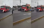 (Video) En vez de llevar, lo llevaron! Pasajeros de bus terminan empujando el vehculo en plena calle