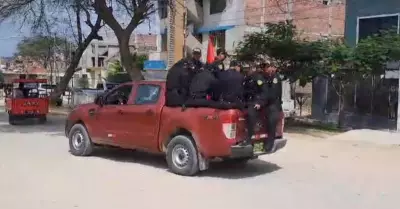 Policas se trasladan en tolva de camioneta en Piura.