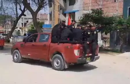 Policías se trasladan en tolva de camioneta en Piura.