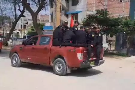 Policías se trasladan en tolva de camioneta en Piura.