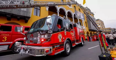 Vehculos de bomberos en Lima sin autorizacin.