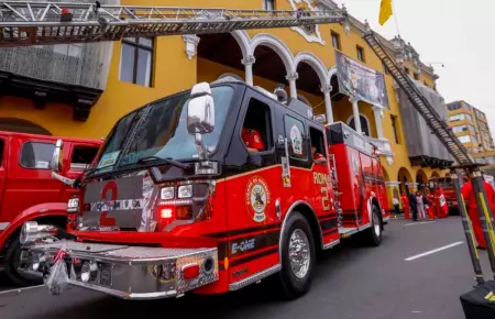 Vehículos de bomberos en Lima sin autorización.