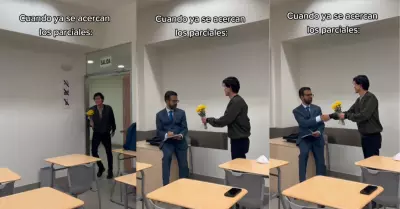 Universitario entrega flores amarillas a su profesor.