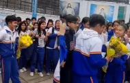 El ltimo romntico! Estudiante regala flores amarillas a su novia y su reaccin sorprende a todos