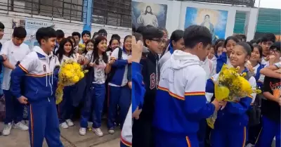 Estudiante regala flores amarillas en colegio
