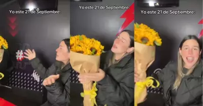 Mujer se autorregala flores amarillas.