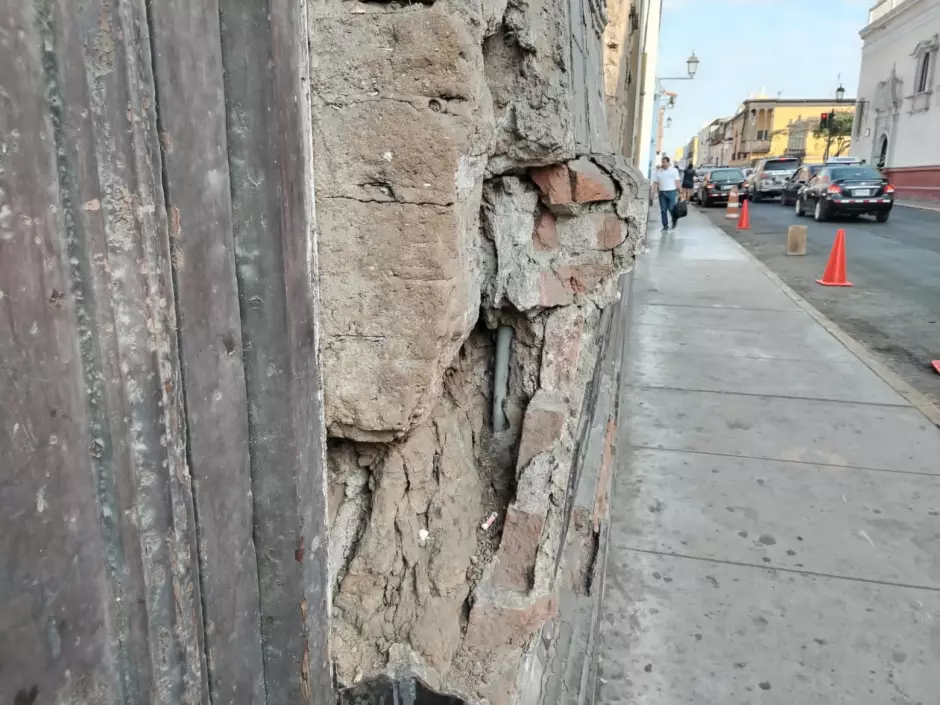 Casona en centro cvico de Trujillo en ruinas y podra caer en cualquier momento