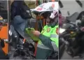 Policía motorizado invade vereda y recibe multa de su compañero de tránsito