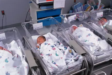 Nacen 10 pares de gemelos en hospital de California.