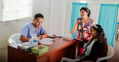 Pacientes en consulta mdica.