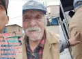 Joven padre de familia ayuda a anciano a tomar transporte pblico.
