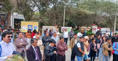 Docentes de la Universidad Nacional del Santa protestan por aumento salarial