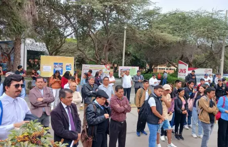 Docentes de la Universidad Nacional del Santa protestan por aumento salarial