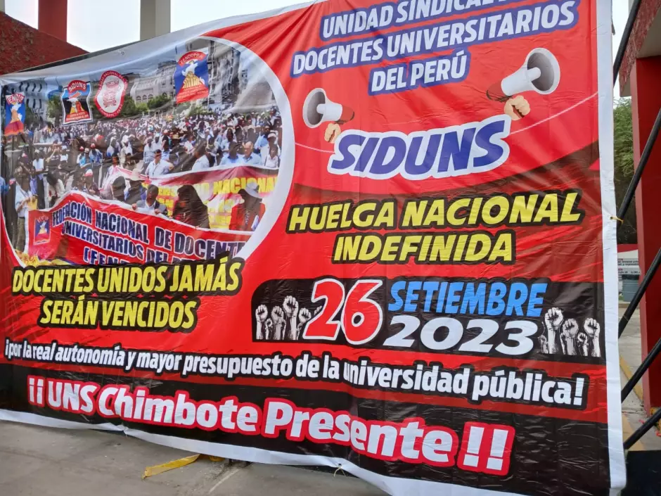 Docentes de la Universidad Nacional del Santa protestan por aumento salarial
