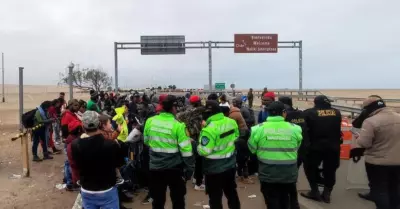 Inmigrantes bloquean vías para exigir su ingreso al Perú