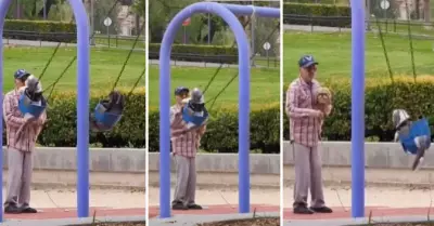Abuelito columpia a sus tres perritos en un parque.