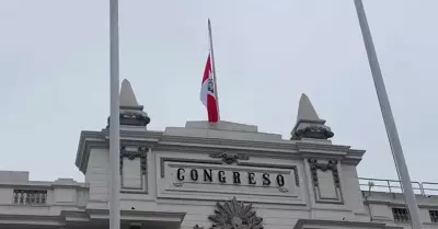 Congreso iz bandera a media asta luego del fallecimiento de Hernando Guerra.