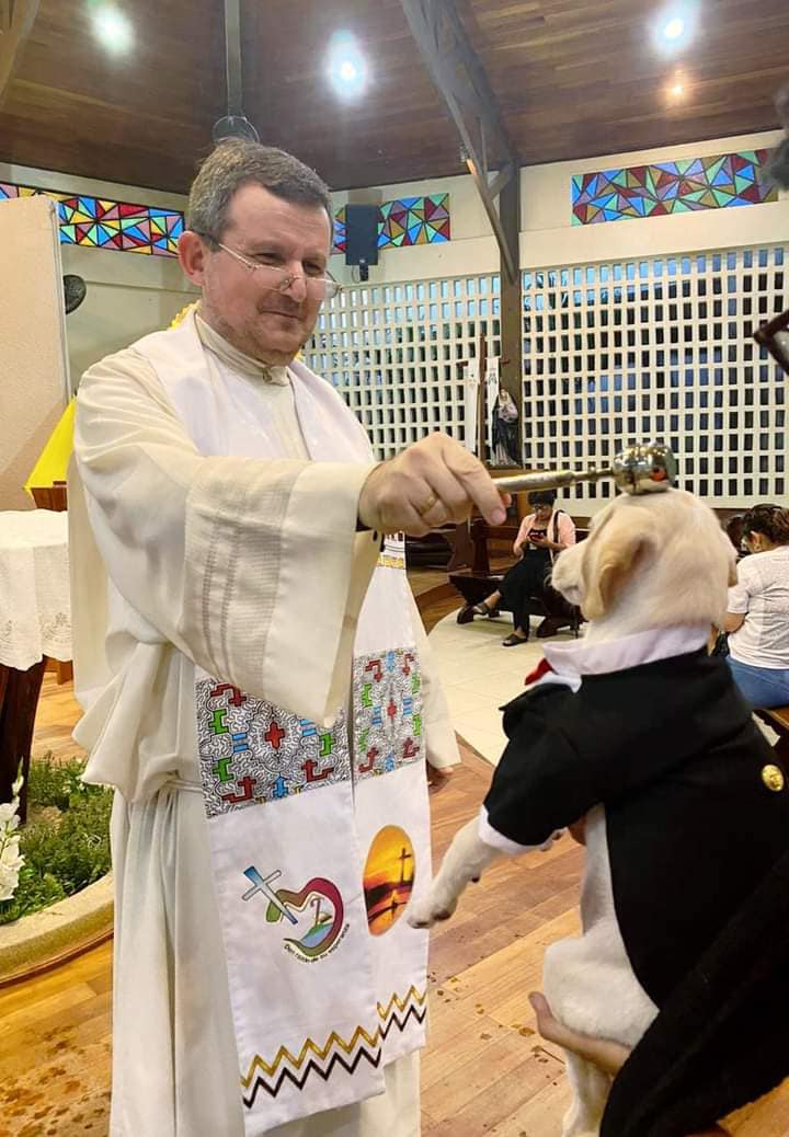 Perrito recibe bendicin de un sacerdote en Iquitos.