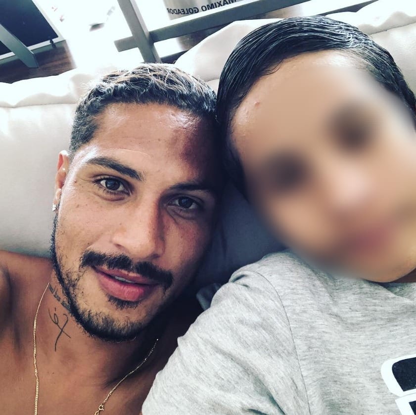 Paolo Guerrero junto a su primer hijo.