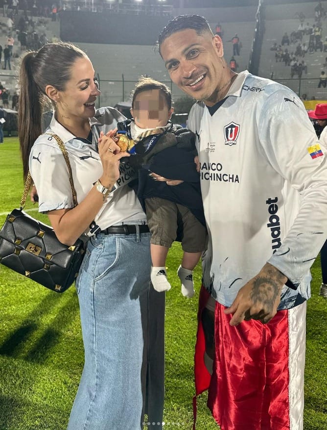 Paolo Guerrero junto a su actual pareja y cuarto hijo.