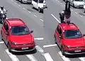 ¡Sorprendente! Motociclista distraído impacta a toda velocidad contra automóvil y resulta ileso