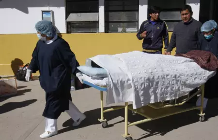 Cadveres llegan a la morgue de Lima.