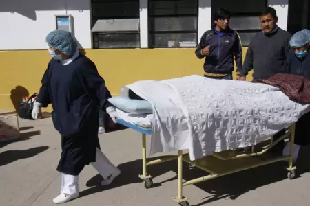 Cadveres llegan a la morgue de Lima.