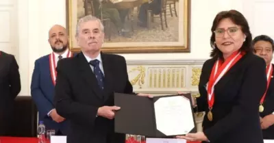JNE entrega credencial de congresista a Fernando Rospigliosi