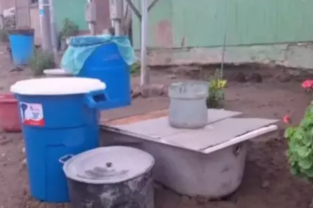 Vecinos de la Rinconada almacenan agua en bañeras para sobrevivir.