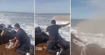 Hombre arroja las cenizas de su padre al mar.