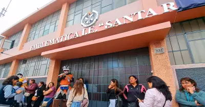 Padres protestan en colegio Santa Rosa