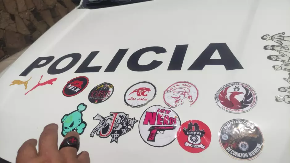 Retiran ms de 120 stickers pegados en vehculos que pertenecen a organizaciones criminales