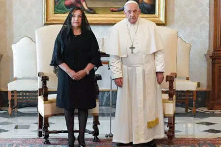 Dina Boluarte fue recibida por el papa Francisco.