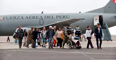 Dina Boluarte aterriza con 25 peruanos repatriados.
