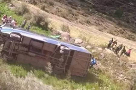 Accidente de bus en ruta hacia Montaa '7 colores' deja un fallecido.