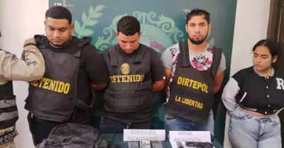 Detienen venezolanos que asaltaban portando arma con logotipo de la Polica Naci