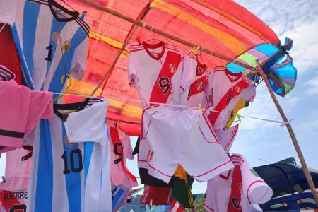 Comerciantes venden polos de seleccin peruana a pocas horas del partido con Arg