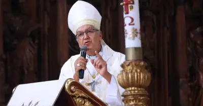 Arzobispo de Lima respalda visita de Dina Boluarte al Papa Francisco.
