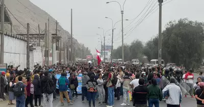 Pobladores de aa y Lurigancho-Chosica bloquean Carretera Central.