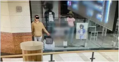 Ladrn se camufla como maniqu para robar joyera en centro comercial