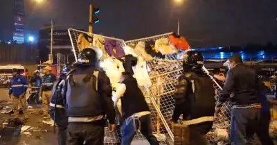 Polica desaloja a ms de 200 comerciantes informales.